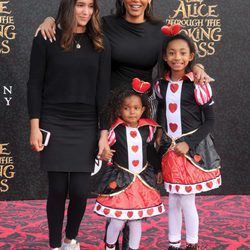 Mel B y sus hijas en la premiere de 'Alicia a través del espejo'