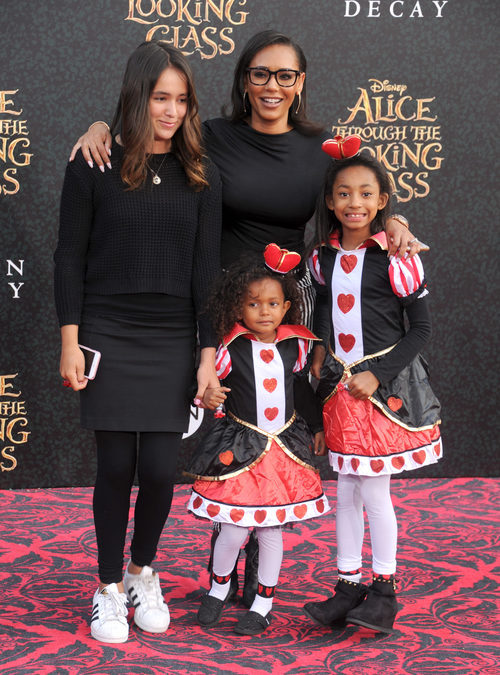 Mel B y sus hijas en la premiere de 'Alicia a través del espejo'