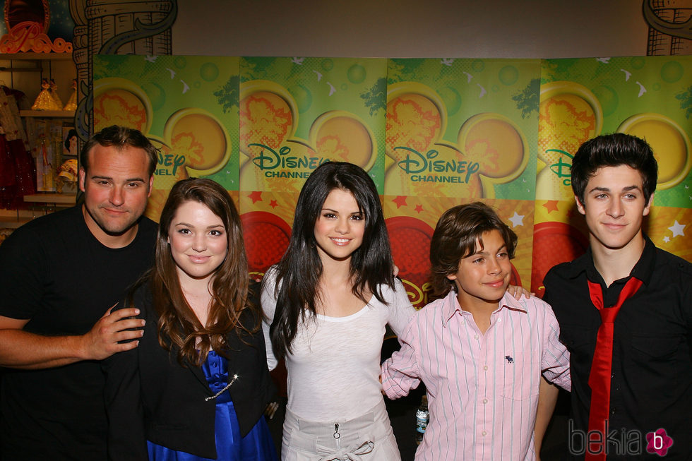 Los actores de la serie 'Los magos de Waverly Place' visitando the World of Disney