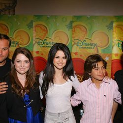 Los actores de la serie 'Los magos de Waverly Place' visitando the World of Disney