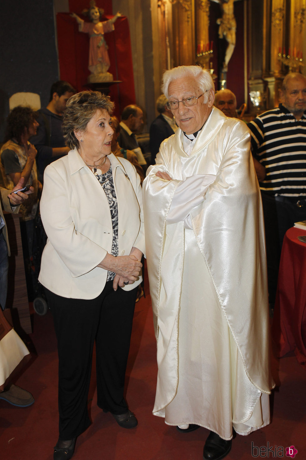 Paloma Gómez Borrero y el Padre Ángel