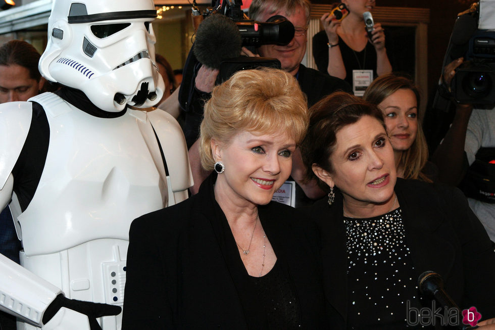 Carrie Fisher junto a Debbie Reynolds