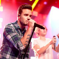 Liam Payne actuando en 'One Direction iHeartRadio Album Release Party'