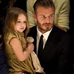 David Beckham junto a su hija Harper en el desfile de Burberry