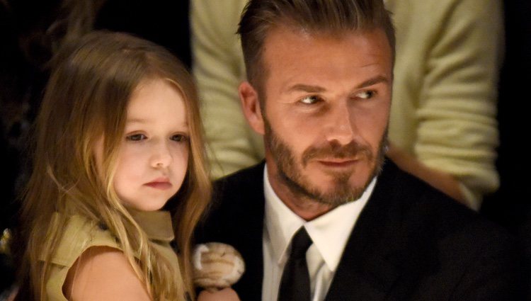 David Beckham junto a su hija Harper en el desfile de Burberry