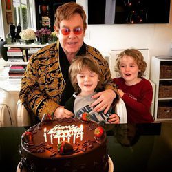 Elton John celebrando su 70 cumpleaños con sus hijos