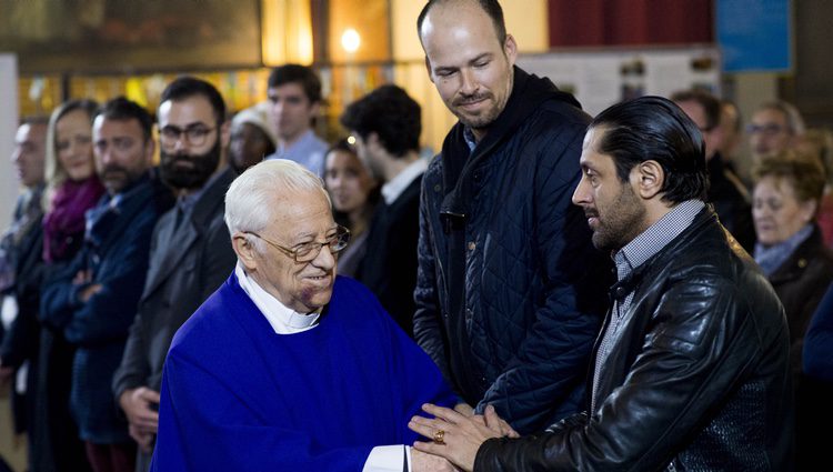 Rafael Amargo y Olfo Bosé con el padre Ángel en la misa funeral en homenaje a Pablo Ráez