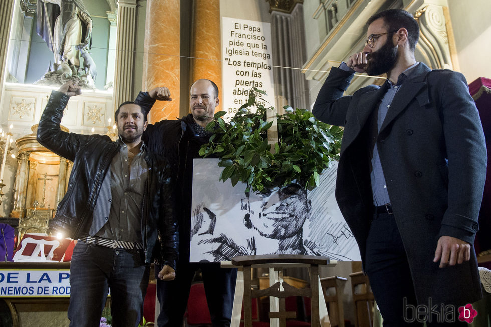 Rafael Amargo, Olfo Bosé y Jorge Lucas con el típico gesto que hacía Pablo Ráez en su misa funeral