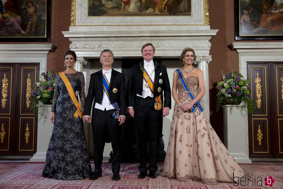 El rey Guillermo, Máxima de Holanda, Juliana Awada y Mauricio Macri en una cena de gala