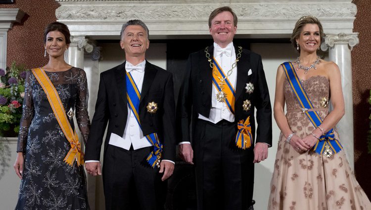 El rey Guillermo, Máxima de Holanda, Juliana Awada y Mauricio Macri en una cena de gala