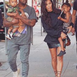 Kim Kardashian y Kanye West junto a sus hijos North y Saint West