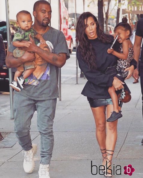 Kim Kardashian y Kanye West junto a sus hijos North y Saint West