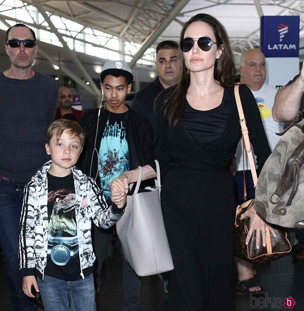 Angelina Jolie llegando al aeropuerto de Nueva York junto a sus hijos y su hermano