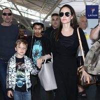 Angelina Jolie llegando al aeropuerto de Nueva York junto a sus hijos y su hermano