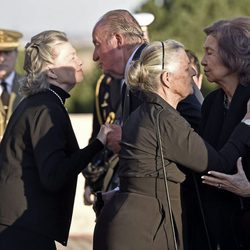 Los Reyes Juan Carlos y Sofía saludan a Ana de Francia y Teresa de Borbón-Dos Sicilias en la capilla ardiente de Alicia de Borbón-Parma