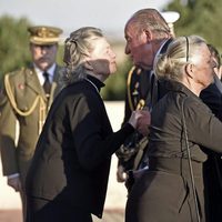 Los Reyes Juan Carlos y Sofía saludan a Ana de Francia y Teresa de Borbón-Dos Sicilias en la capilla ardiente de Alicia de Borbón-Parma