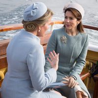 Matilde de Bélgica y Mary de Dinamarca charlando en un barco