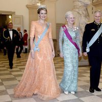 Felipe y Matilde de Bélgica con Margarita de Dinamarca en la cena de Estado en su honor en Copenhague