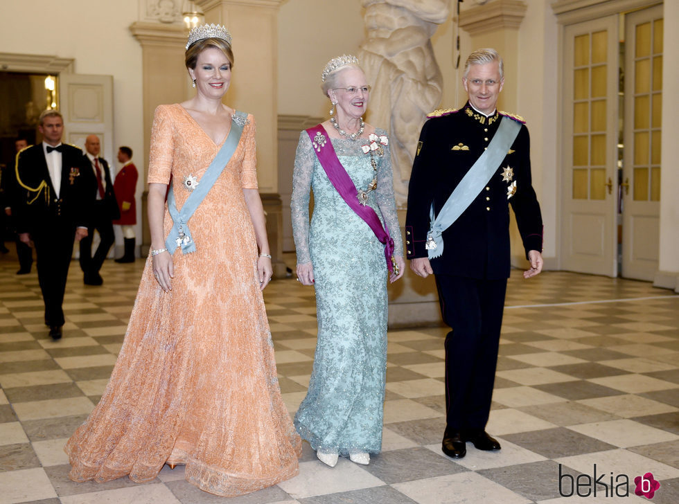 Felipe y Matilde de Bélgica con Margarita de Dinamarca en la cena de Estado en su honor en Copenhague