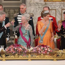 Los Reyes de Bélgica brindan con Margarita y Federico de Dinamarca en una cena de Estado en Copenhague