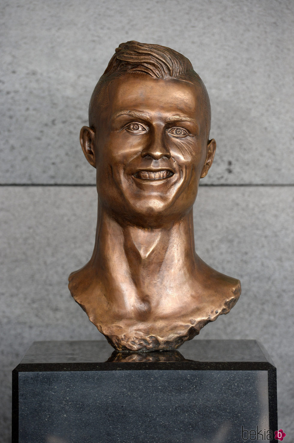 El busto con el rostro de Cristiano Ronaldo en el aeropuerto de Madeira