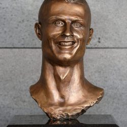 El busto con el rostro de Cristiano Ronaldo en el aeropuerto de Madeira