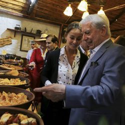 Mario Vargas Llosa e Isabel Preysler en un local de productos típicos peruanos en Arequipa