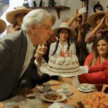 Mario Vargas Llosa soplando las velas de su 81 cumpleaños en Arequipa