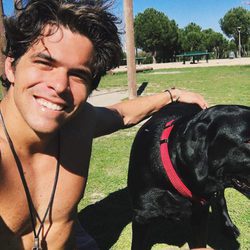 Miguel Cermeño posando con su perro en las redes sociales