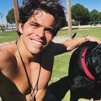 Miguel Cermeño posando con su perro en las redes sociales
