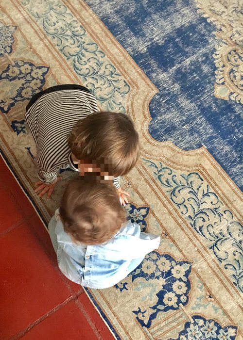 Martín Casillas muy tierno con su hermano Lucas dándole un besito