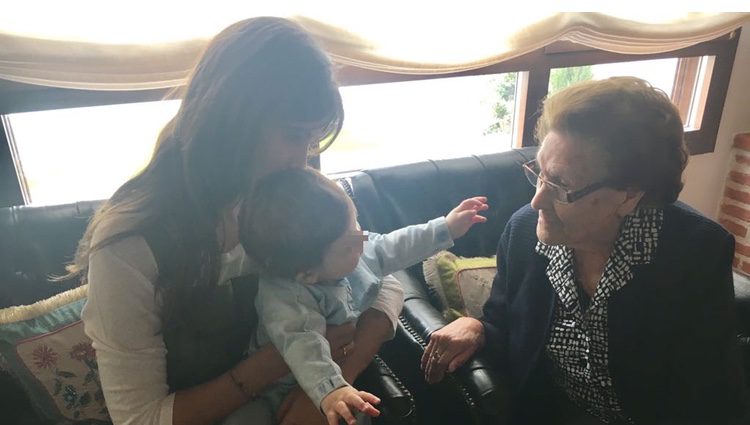 Sara Carbonero con el pequeño Lucas y su abuela