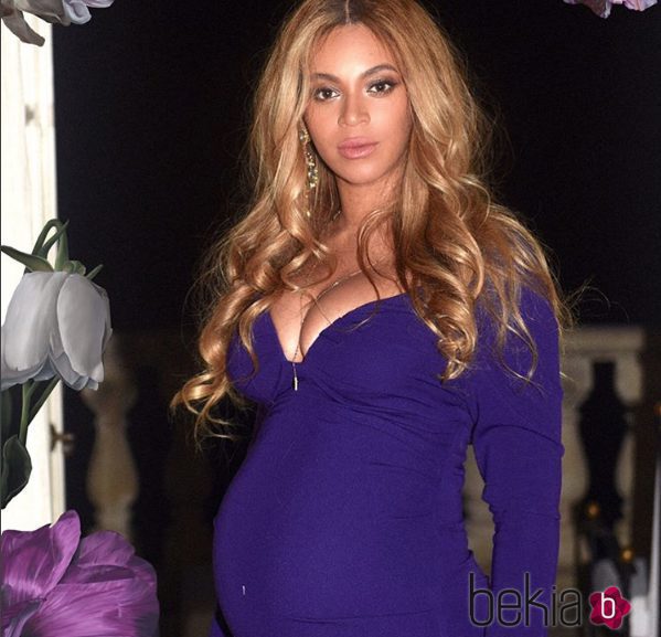 Beyoncé, embarazada y muy exuberante con un vestido azulón
