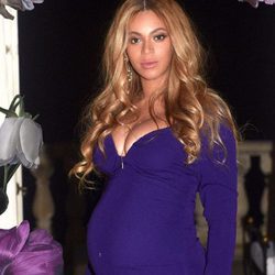 Beyoncé, embarazada y muy exuberante con un vestido azulón