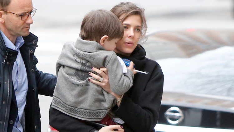 Carlota Casiraghi con su hijo Raphaël en brazos en el aeropuerto JFK de Nueva York