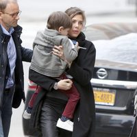 Carlota Casiraghi con su hijo Raphaël en brazos en el aeropuerto JFK de Nueva York