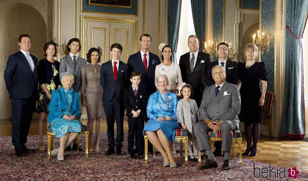 Félix de Dinamarca con sus padres, hermanos, abuelos y padrinos en su Confirmación