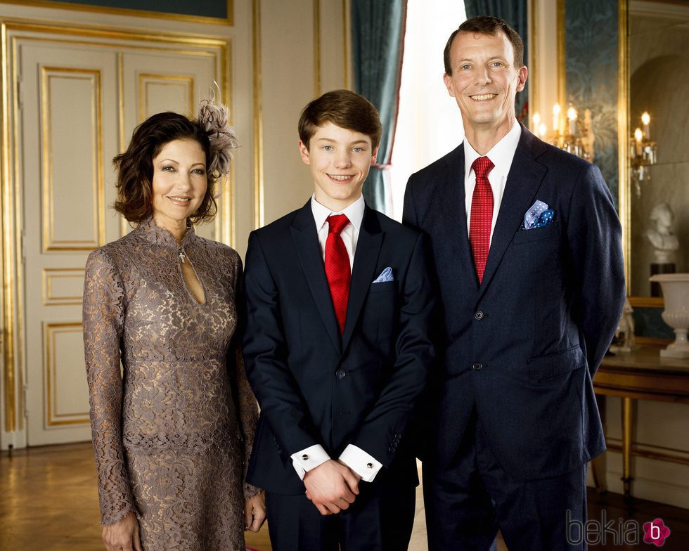 Félix de Dinamarca con sus padres en su Confirmación