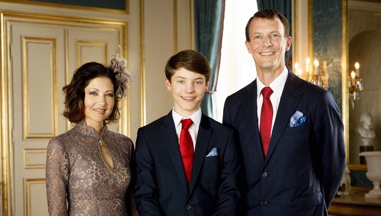 Félix de Dinamarca con sus padres en su Confirmación