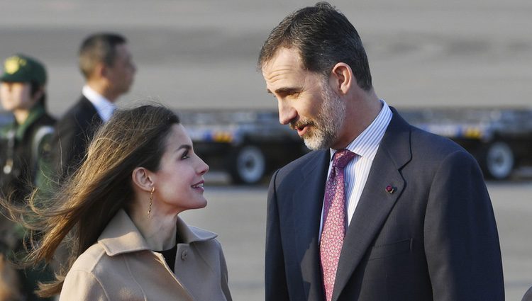 Los Reyes Felipe y Letizia, muy cómplices a su llegada a Tokio para su Viaje de Estado a Japón