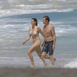 Cindy Crawford y Rande Gerber saliendo de la playa en las isla de San Bartolomé