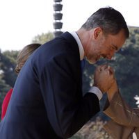 El Rey Felipe saluda a Michiko de Japón en su Viaje de Estado a Japón