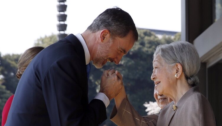 El Rey Felipe saluda a Michiko de Japón en su Viaje de Estado a Japón