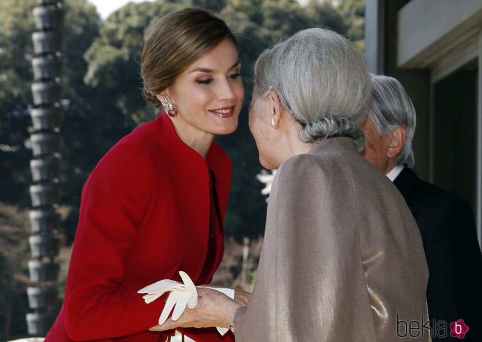 La Reina Letizia saluda a Michiko de Japón en su Viaje de Estado a Japón