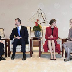 Los Reyes Felipe y Letizia charlan con los Emperadores de Japón en su Viaje de Estado a Japón
