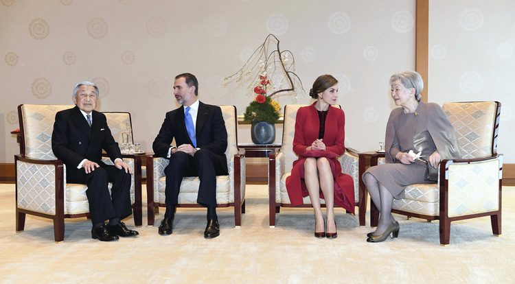 Los Reyes Felipe y Letizia charlan con los Emperadores de Japón en su Viaje de Estado a Japón