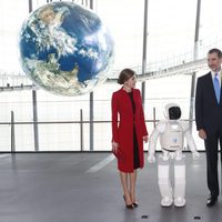 Los Reyes Felipe y Letizia con el robot Asimo en el Museo Miraikan de Tokio