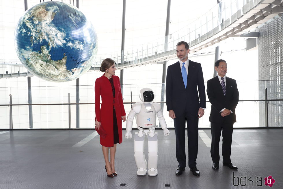 Los Reyes Felipe y Letizia con el robot Asimo en el Museo Miraikan de Tokio