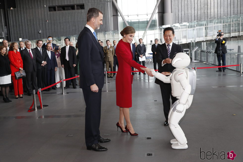 Los Reyes Felipe y Letizia saludan al robot Asimo en el Museo Miraikan de Tokio