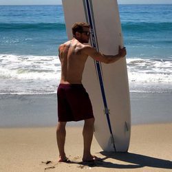 Ryan Phillippe sostiene una tabla de surf